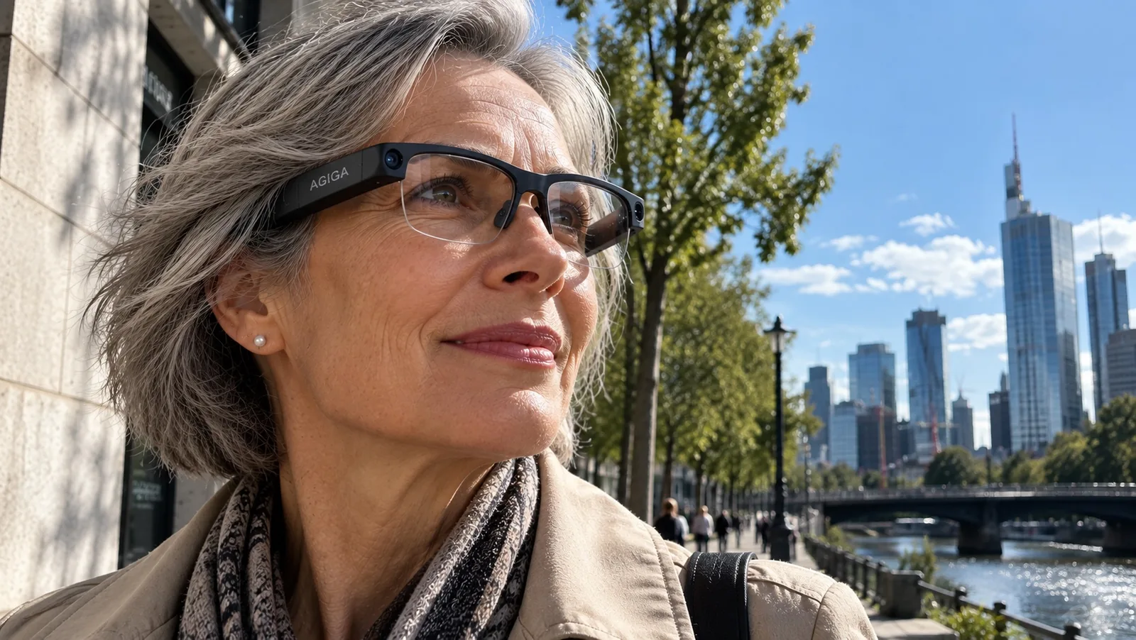 Frau mit Agiga EchoVision an der Mainufer-Promenade, Frankfurter Skyline im Hintergrund — assistive KI-Brille für Menschen mit Sehschwäche