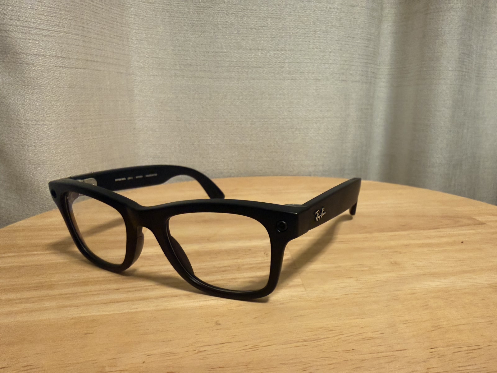 Ray-Ban Meta Gen 3 Wayfarer schräg von vorn, Transitions-Gläser im Innenlicht noch hell