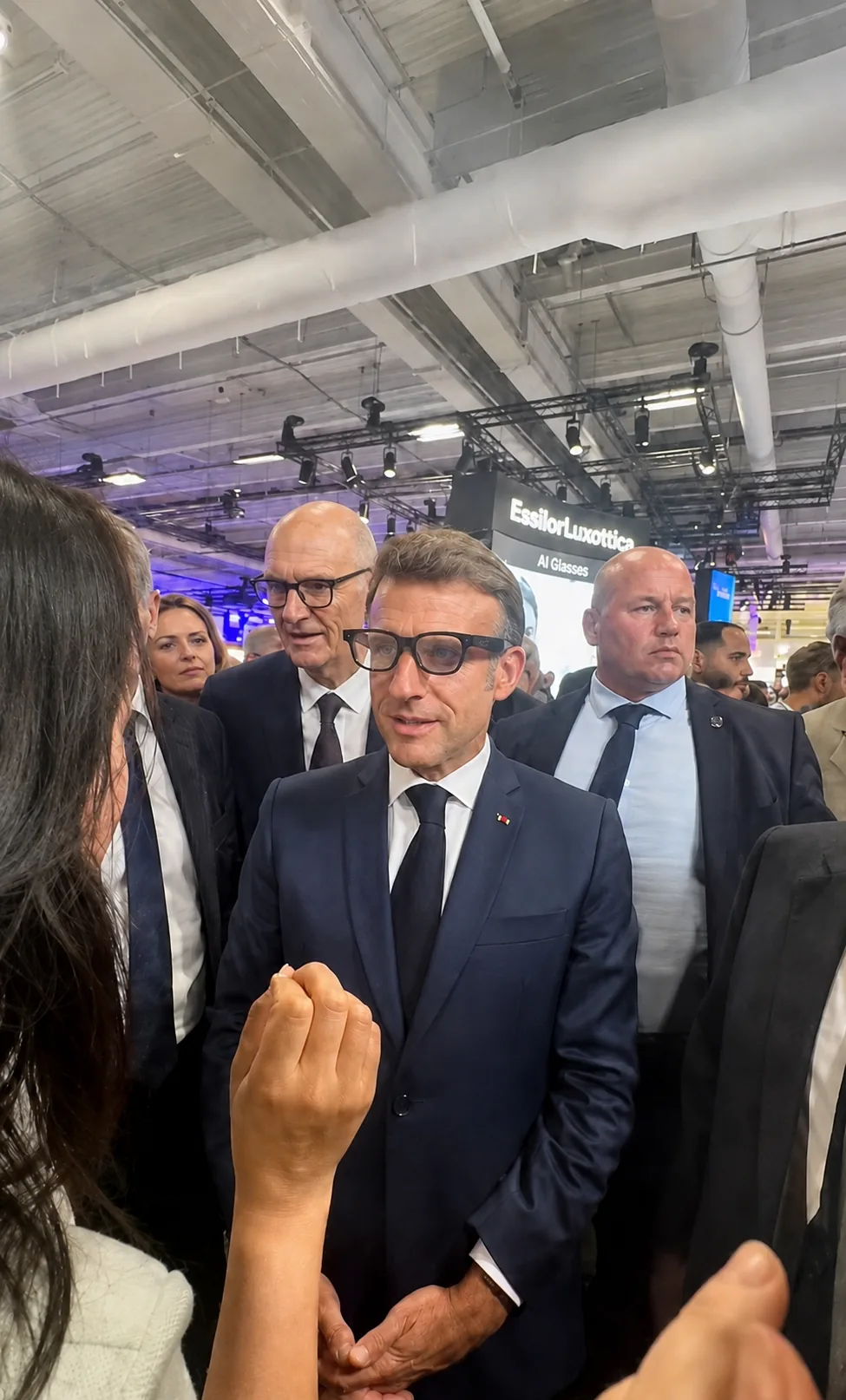 Präsident Macron testet Rokid Glasses auf der VivaTech
