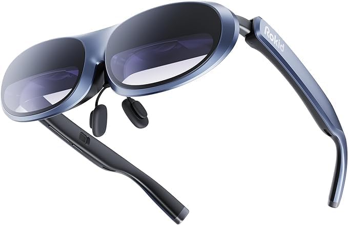 Rokid Smartglasses auf einer Messe — echtes Hersteller-Exponat. CC BY-SA 4.0, Wikimedia Commons.