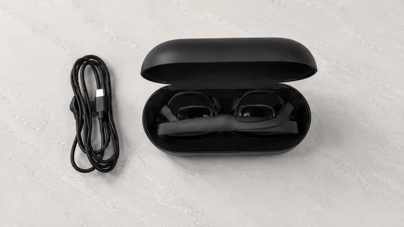 XREAL Air 2 Pro im Case mit USB-C Kabel — Lieferumfang